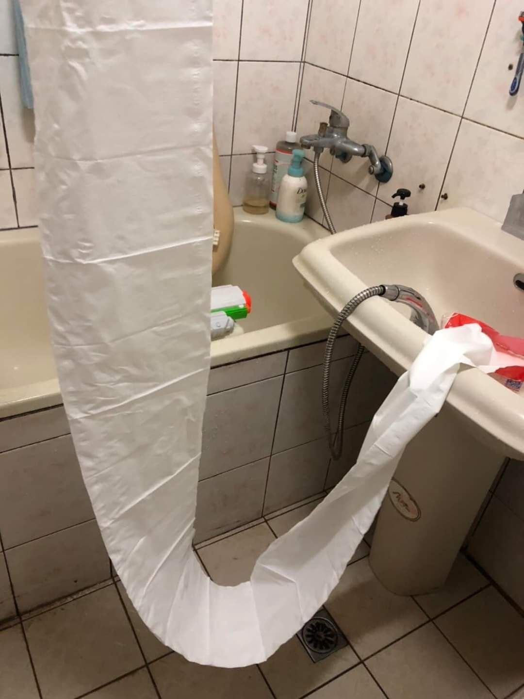 抽取式衛生紙變圍巾。（圖／翻攝自Facebook／爆廢公社）