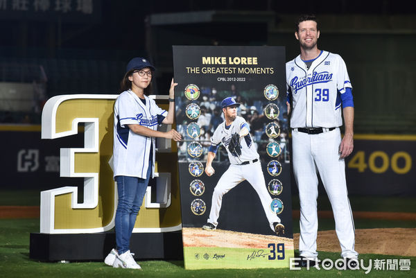 ▲▼富邦悍將洋投羅力引退賽,賽後引退儀式。（圖／記者李毓康攝）