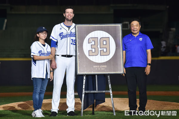 ▲▼富邦悍將洋投羅力引退賽,賽後引退儀式。（圖／記者李毓康攝）