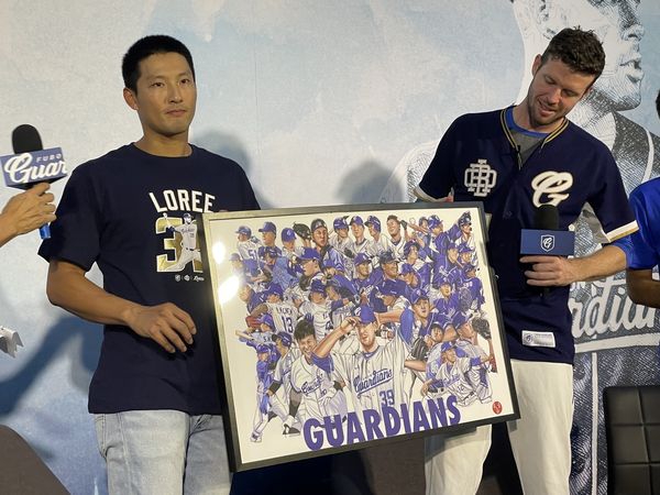 ▲林哲瑄送禮。（圖／記者楊舒帆攝）