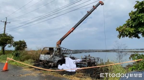 ▲▼台南吊車勾到高壓電　3人被燒成焦屍。（圖／林悅翻攝）