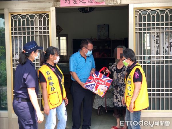 ▲里港警分局中秋節關懷弱勢            。（圖／記者陳崑福翻攝，下同）