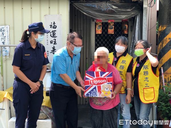 ▲里港警分局中秋節關懷弱勢            。（圖／記者陳崑福翻攝，下同）