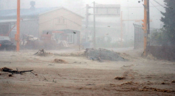 ▲▼颱風軒嵐諾侵襲南韓，慶尚北道浦項市淹大水。（圖／達志影像／newscom）