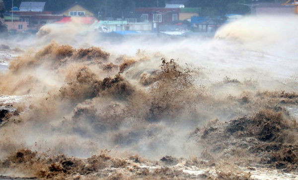 ▲▼颱風軒嵐諾侵襲南韓，慶尚北道浦項市掀起大浪。（圖／路透）