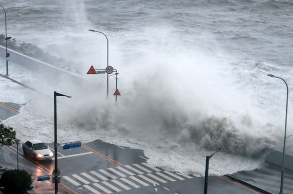 ▲▼南韓釜山濱海公路遭軒嵐諾颱風引發的大浪淹沒，畫面驚人。（圖／路透）