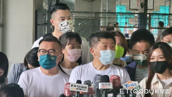 ▲▼陳信安陪陳時中打籃球。（圖／記者呂佳賢攝）