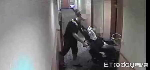 ▲黎姓主嫌在幫眾推輪椅方式指揮犯案，絲毫不受肢體障礙的影響，令人瞠目結舌。（圖／花蓮縣警察局提供，下同）