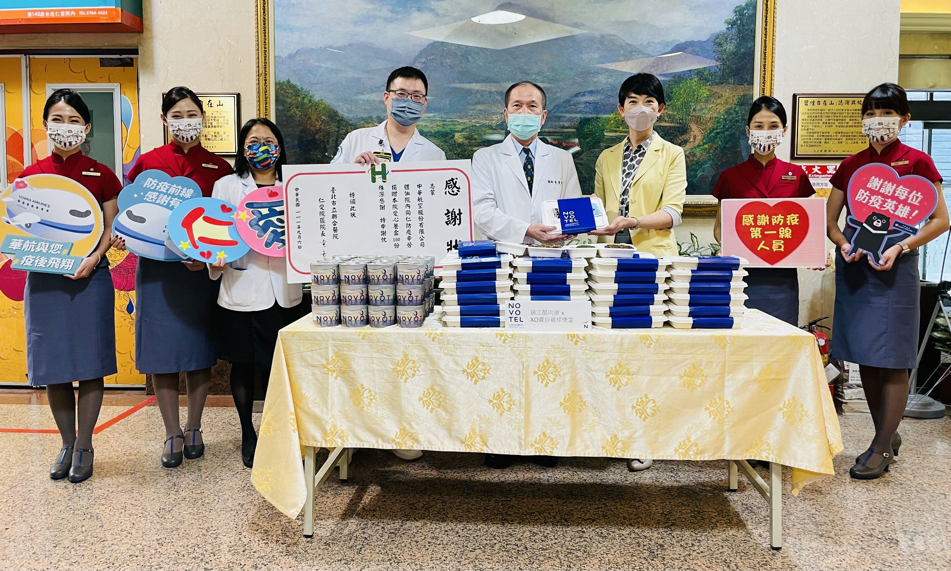 ▲中華航空提供1500份諾富特飯店製作的「防疫英雄雙主菜餐盒」予鄰近地區的第一線防疫英雄。（圖／華航）
