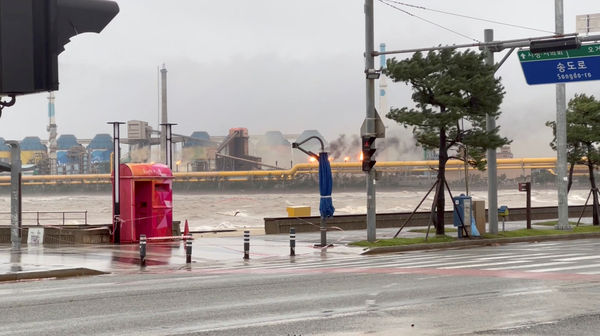 ▲▼南韓東南部港口城市的「浦項鋼鐵」（POSCO）在6日上午發生多起火災，與此同時，軒嵐諾帶來的豪雨也讓工廠淹水，導致22人受困。（圖／路透）
