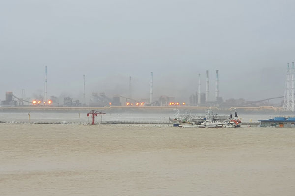 ▲▼南韓東南部港口城市的「浦項鋼鐵」（POSCO）在6日上午發生多起火災，與此同時，軒嵐諾帶來的豪雨也讓工廠淹水，導致22人受困。（圖／路透）