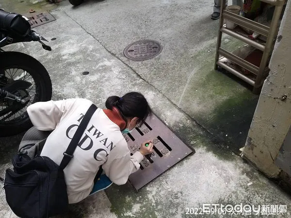 ▲▼高雄出現本土登革熱個案，防疫人員於高雄市前鎮區執行孳生源查核。（圖／疾管署提供）