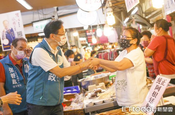 ▲國民黨桃園市參選人張善政今天到桃園區南門市場拜票，與攤商緊握雙手致意。（圖／記者沈繼昌翻攝）