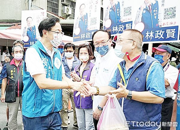 ▲國民黨桃園市參選人張善政今天到桃園區南門市場拜票，向支持者握手致意。（圖／記者沈繼昌翻攝）