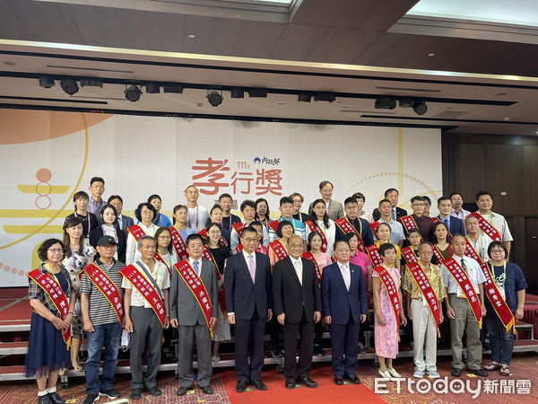 ▲南投縣孝行楷模林宜賢、簡數合獲頒全國孝行獎。（圖／南投縣政府提供）