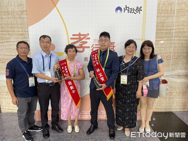 ▲南投縣孝行楷模林宜賢（右3）、簡數合（左3）獲頒全國孝行獎。（圖／南投縣政府提供，下同）