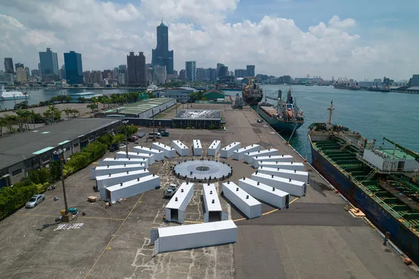 ▲▼2022台灣設計展將於高雄舉行，其中蓬萊商港區變身為「設計中島」，22座巨型貨櫃前進擺陣成圓。（圖／高雄市政府文化局）