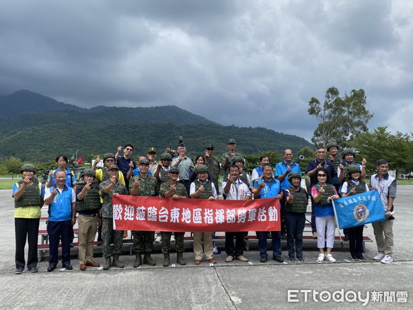 ▲台東縣副縣長王志輝率團敬軍慰問。（圖／記者楊漢聲翻攝）