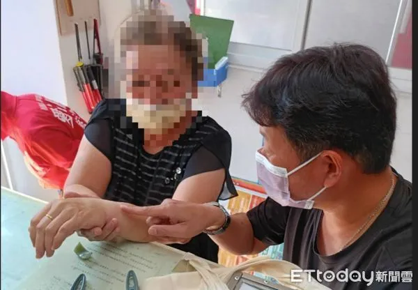 ▲內埔消防分隊幫婦人取下手環卡            。（圖／民眾提供，下同）