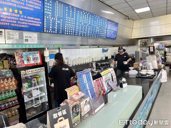 ▲「台南蔡虱目魚」專賣店台南總店，店內價目表，虱目魚肚湯每碗95元，虱目魚肚粥每碗105元，這都是非常平價的。（圖／記者林悅攝，下同）