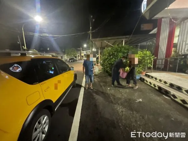 ▲潮州警分局來義分駐所所長柯奕戎、警員邱曉華聯絡計程車載陳男回家             。（圖／記者陳崑福翻攝，下同）