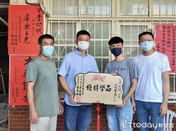 ▲許展維恭賀李欣珉獲總統教育獎             。（圖／取自許展維臉書，下同）