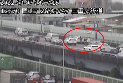 快訊／國1高架2車追撞 　「紅爆」最新畫面曝