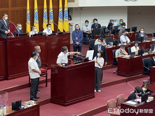 ▲▼林穎孟要求柯文哲簽署「不投降」承諾書。（圖／記者袁茵攝）