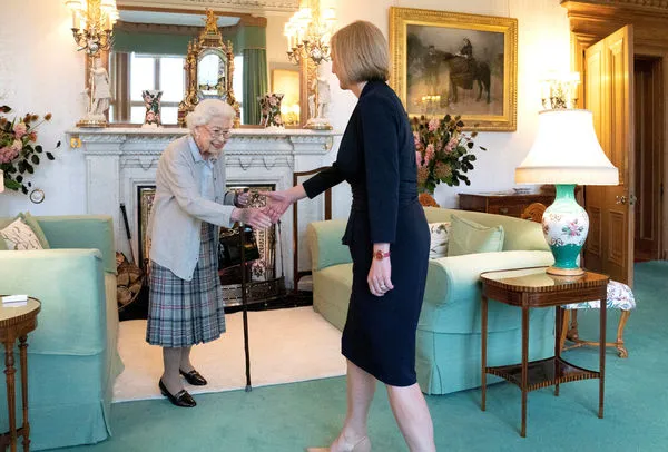 ▲▼伊莉莎白女王正式任命特拉斯（Liz Truss）為首相，這也是女王在位70年，首度首度在蘇格蘭境內莫勒爾堡（Balmoral Castle）任命首相。（圖／路透）