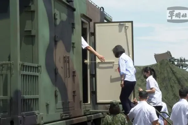 ▲▼總統蔡英文花蓮慰勉國軍部隊　登飛彈發射車。（圖／總統府）