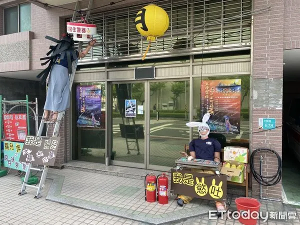 ▲適逢中秋佳節，台南市消防局六大隊和緯消防分隊人員發揮巧思，利用Kuso方式，融入消防安全宣導。（圖／記者林悅翻攝，下同）