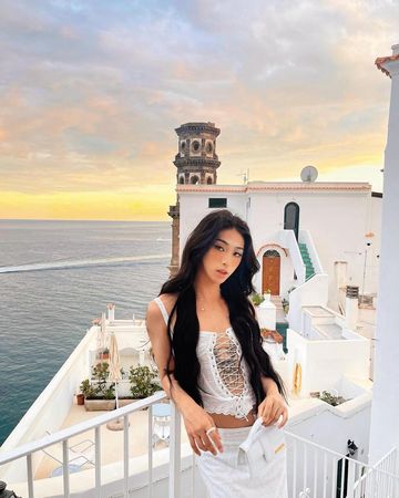 8月底，庾恩利在IG分享在地中海旅遊時的女裝照，迷濛眼神獲網友讚「很性感」。