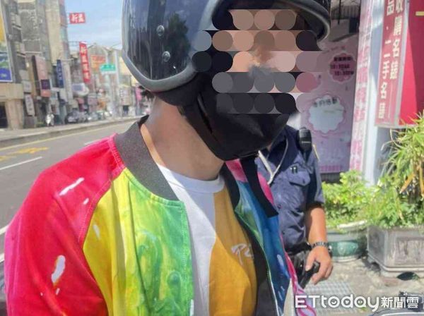 ▲33歲身穿七彩潮服之李姓男子因形跡可疑，見警低頭閃躲，警方攔查查獲他持有安毒及吸食器，並查出他另涉娃娃機店竊案。（圖／記者林悅翻攝，下同）