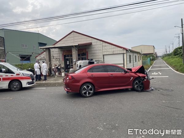 ▲▼箱型車與轎車相撞。（圖／記者許宥孺翻攝）