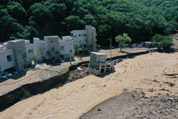 ▲▼南韓浦項市因軒嵐諾颱風造成嚴重災情，整棟建築物被洪水沖毀。（圖／路透）