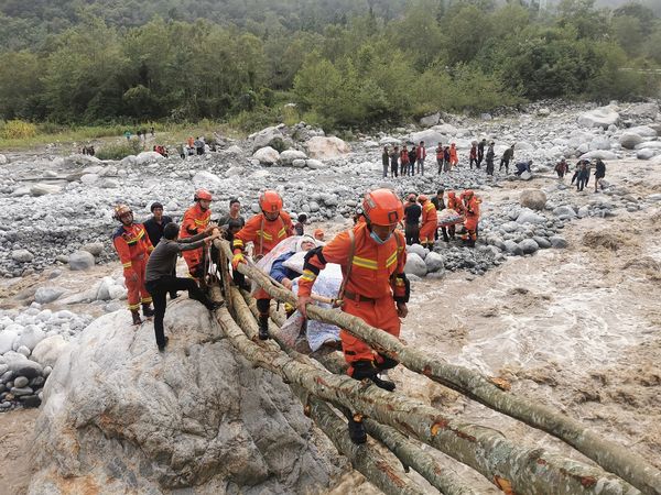 ▲瀘定地震救災人員搭起簡易木橋運送受傷民眾。（圖／CFP）