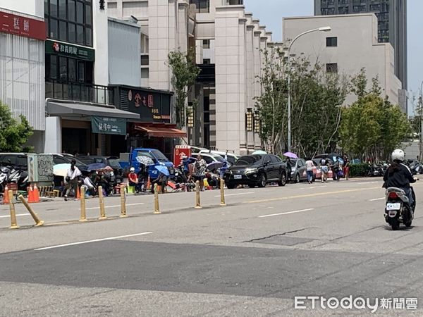 ▲蛋黃酥名店排隊又現貪食蛇恐怖人潮「台北人凌晨衝來排11小時」。（圖／民眾提供）