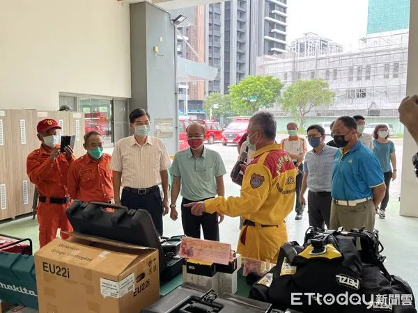▲台南市政府消防局在第五救災救護大隊舉行「強化災害防救志工救災協勤量能中程計畫裝備器材補助儀式」典禮。（圖／記者林悅翻攝，下同）