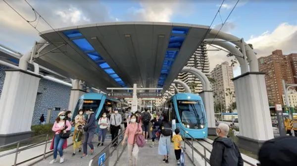 ▲中秋連假期間，淡海輕軌將加開班次，下午4-6點每6-9分鐘一班；6點至9點縮短至每6分鐘一班。（圖／新北捷運公司提供）