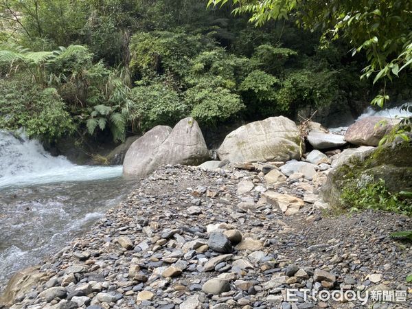 ▲尖石老鷹溪步道邊坡土石再崩落　今起「預防性」封園。（圖／記者陳凱力翻攝）