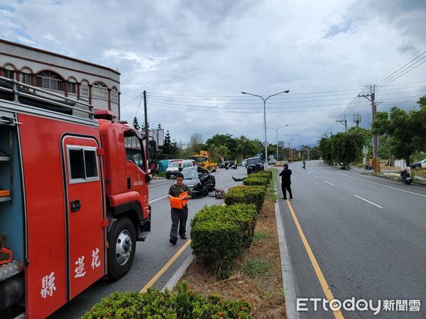 ▲▼自小客駕駛側遭大力撞擊整個凹陷，70歲男性駕駛當場無呼吸心跳送醫急救。（圖／新城分局提供，下同）