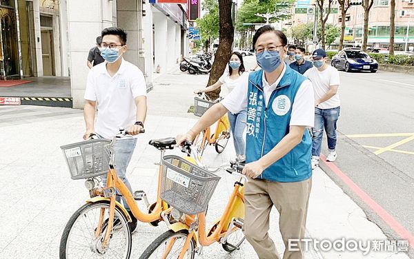 ▲國民黨桃園市長參選人張善政今（7）日搭乘公車與騎乘YouBike體驗市民搭車與騎車是否便捷。（圖／記者沈繼昌攝）