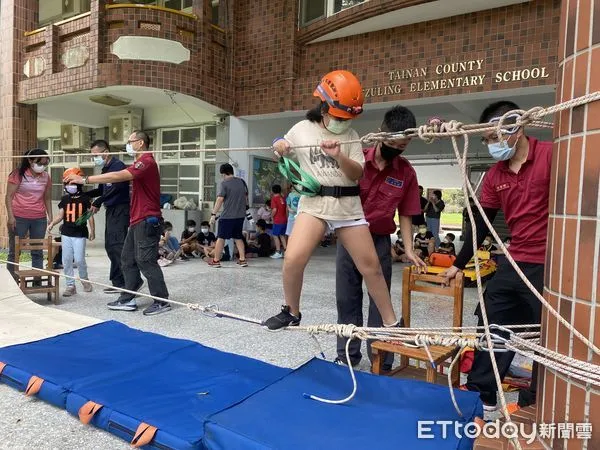 ▲台南市消防局第一大隊關嶺分隊，7日上午10時30分，與仙草實小合作在關嶺分校辦理校園防災宣導。（圖／記者林悅翻攝，下同）