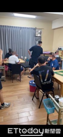 ▲台南市警局督察室及佳里警分局組成專案小組，共同查獲職業賭場，當場查獲主嫌蕭姓嫌犯等多人聚賭，帶回賭客20人。（圖／記者林悅翻攝，下同）