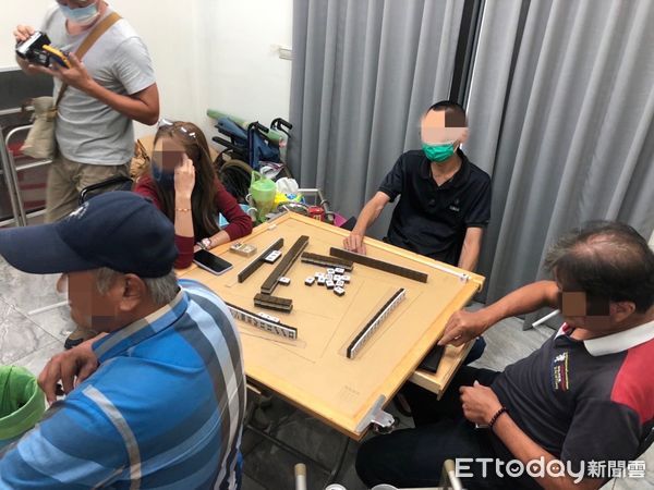 ▲台南市警局督察室及佳里警分局組成專案小組，共同查獲職業賭場，當場查獲主嫌蕭姓嫌犯等多人聚賭，帶回賭客20人。（圖／記者林悅翻攝，下同）