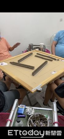 ▲台南市警局督察室及佳里警分局組成專案小組，共同查獲職業賭場，當場查獲主嫌蕭姓嫌犯等多人聚賭，帶回賭客20人。（圖／記者林悅翻攝，下同）