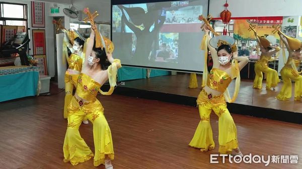 ▲▼台北北投區居民表演《星月神話》和《太極扇舞》。（圖／滬台通提供）