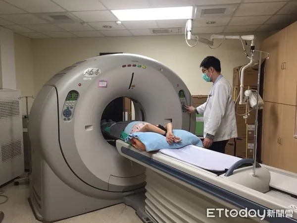 ▲▼低劑量電腦斷層輻射劑量較低且不需注射顯影劑也不必空腹，檢查過程不到5分鐘即可掃描整個肺部，有過敏體質的民眾可以安心完成檢查。（圖／台東基督教醫院提供，下同）