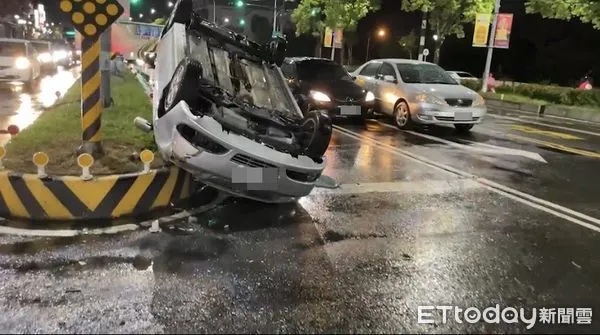 ▲▼宜蘭翻覆車禍。（圖／記者游芳男翻攝）