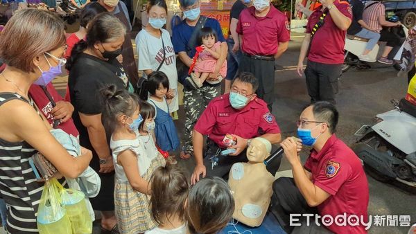 ▲台南市消防局第五大隊保西分隊的警、義消，他們快閃仁壽宮夜市，宣導民眾居家安裝住警器的重要，更希望民眾能現場學會CPR，以應不時之需。（圖／記者林悅翻攝，下同）